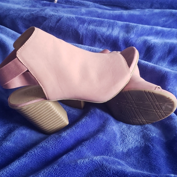 Pink Kenneth Cole heels - Picture 2 of 4